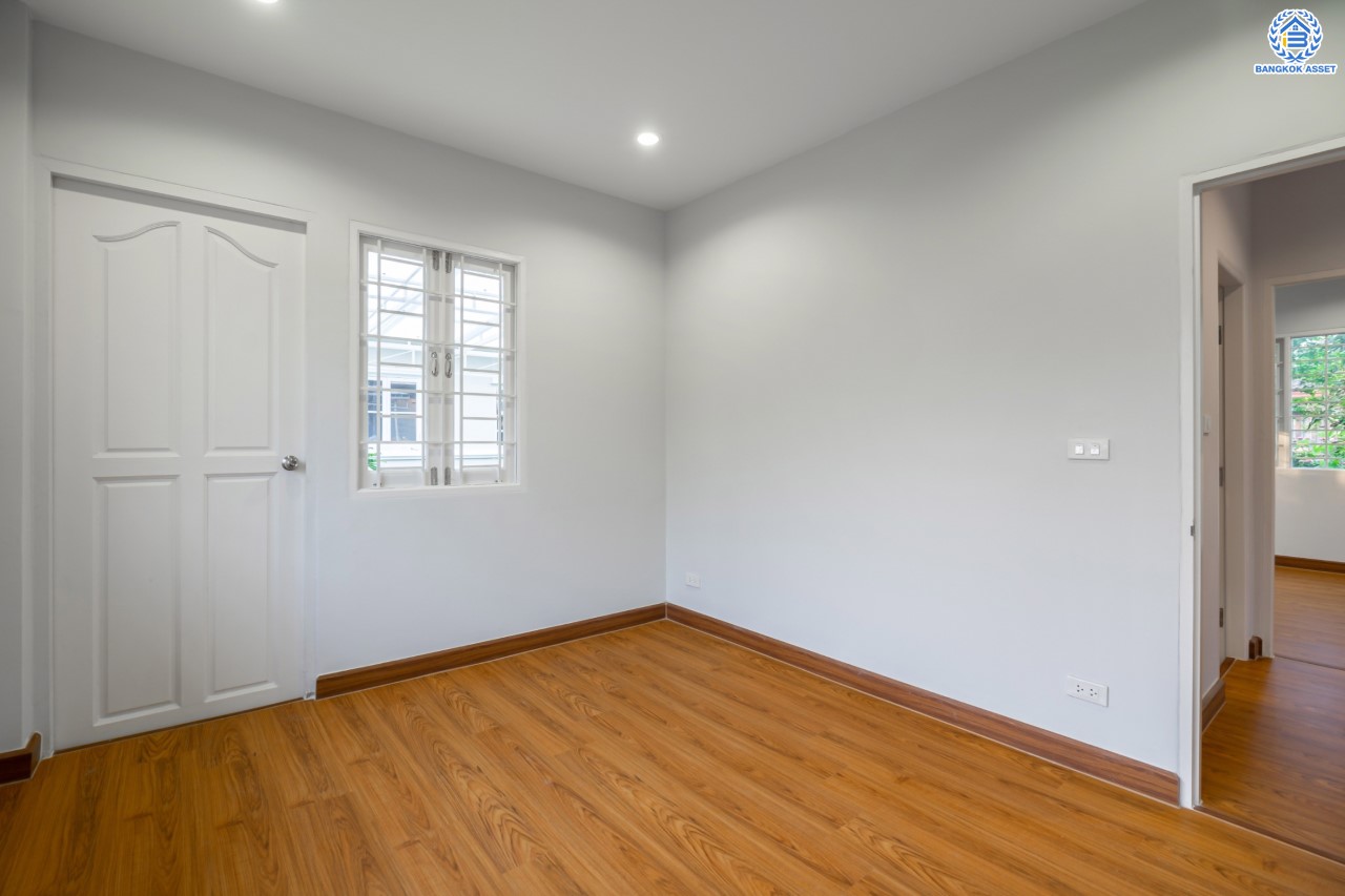 บ้านมือสองตกแต่งใหม่ ม.ชัยพฤกษ์ บางบัวทอง บ้านเดี่ยวแบรนด์ LH เนื้อที่ 79.7 ตร.ว. ฟังก์ชัน 3 ห้องนอน 3 ห้องน้ำ 1 ห้องแม่บ้าน จอดรถ 2 คัน พร้อม Facilities ครบครัน บนทำเลเดินทางสะดวก ติดถนนบางกรวย-ไทรน้อย ใกล้เซ็นทรัลเวสต์เกต และรถไฟฟ้าสายสีม่วง "สถานีบางพลู"